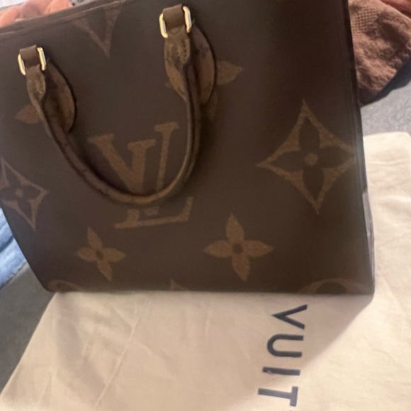 Lightly used lv on the go tote mm - Picture 5 of 5